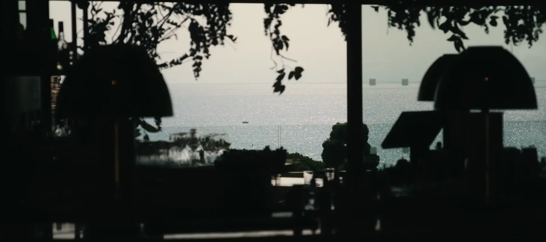 La mer à travers le bar
