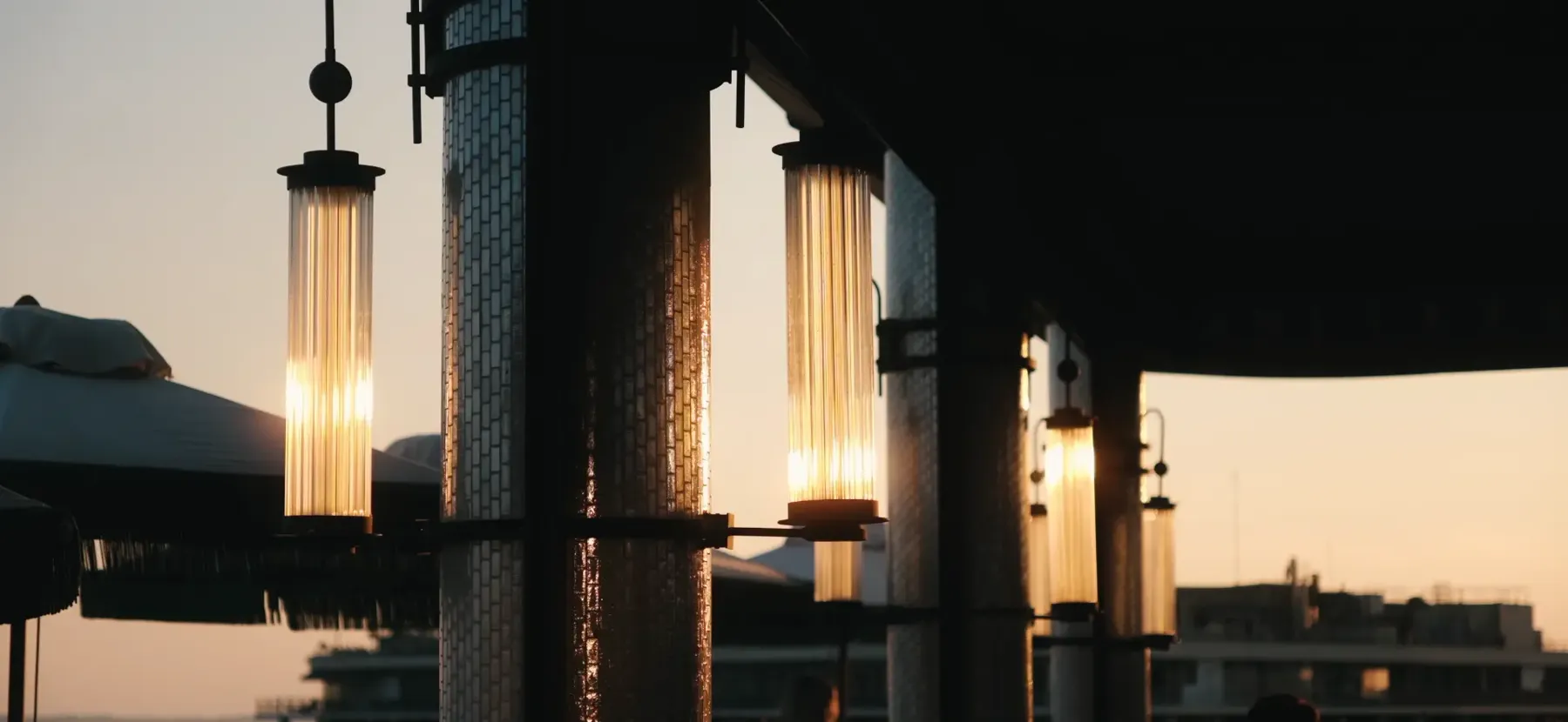Luminaires du rooftop au soleil couchant
