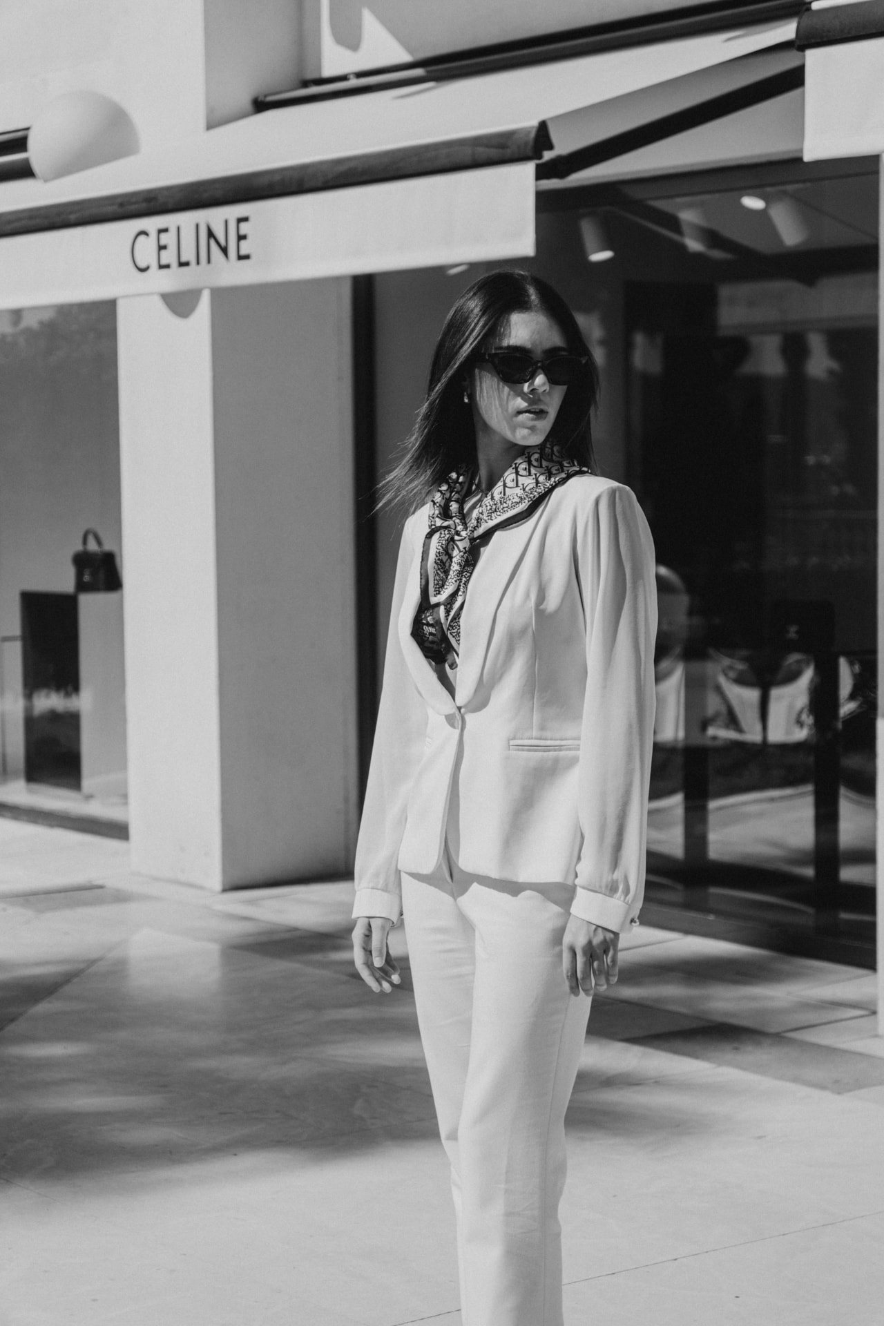 Modèle en tailleur blanc devant la boutique Celine, Cannes